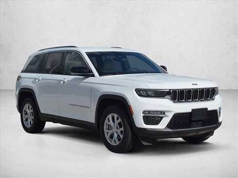 Used 2023 Jeep Grand Cherokee Limited w/ Trailer Tow Prep Group (B) AWD/4WD image 3