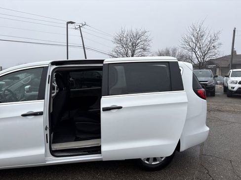 Used 2020 Chrysler Voyager L image 22