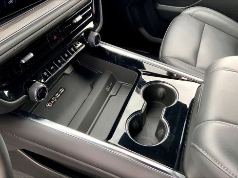 Used 2025 Chevrolet Suburban Z71 image 17