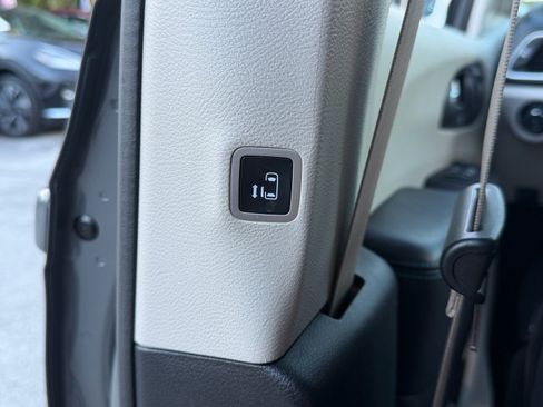 Used 2021 Chrysler Pacifica Touring-L FWD image 16