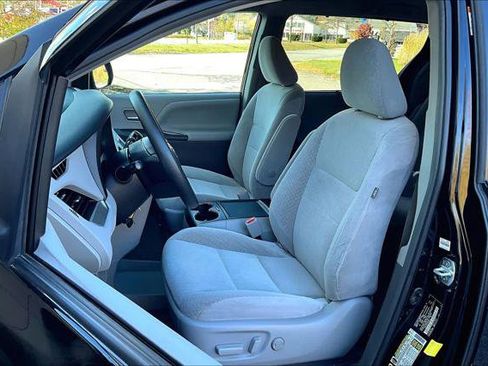 Certified 2017 Toyota Sienna LE image 8