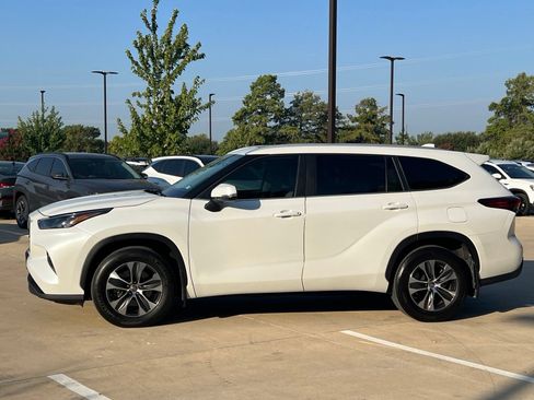Used 2023 Toyota Highlander XLE FWD image 6
