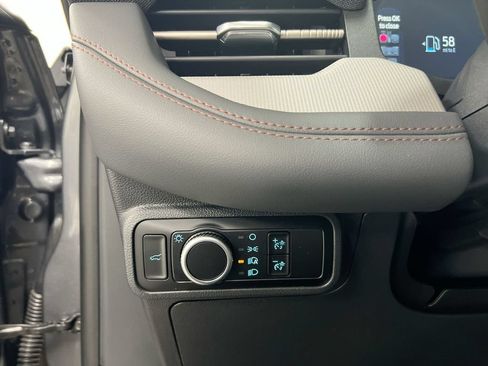 Used 2025 Ford Explorer Active AWD/4WD image 19
