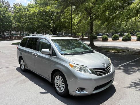 Used 2013 Toyota Sienna XLE w/ Premium Pkg FWD image 43