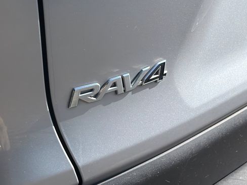 Used 2019 Toyota RAV4 LE w/ Carpet Mat Package FWD image 36