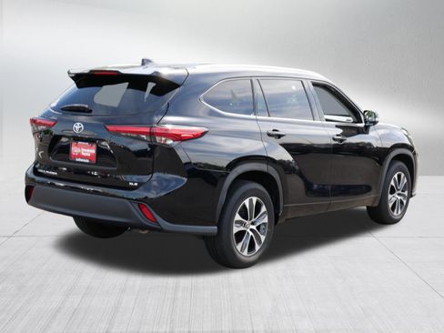 Certified 2021 Toyota Highlander XLE FWD image 7