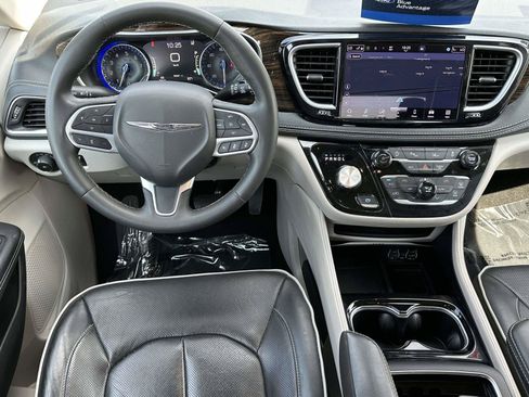 Used 2023 Chrysler Pacifica Limited FWD image 14