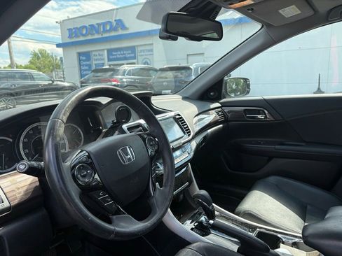 Used 2017 Honda Accord Touring image 7