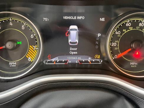 Used 2016 Jeep Cherokee Trailhawk w/ Leather Interior Group AWD/4WD image 26