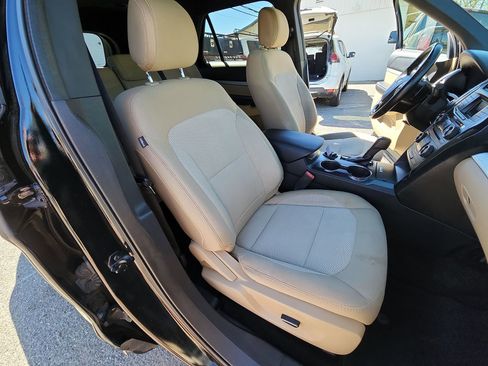 Used 2017 Ford Explorer XLT image 25