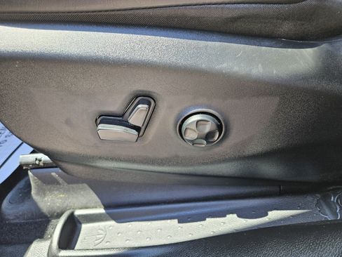 Used 2025 Chrysler Pacifica Limited FWD image 9