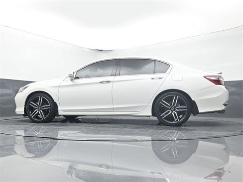 Used 2017 Honda Accord Touring image 9