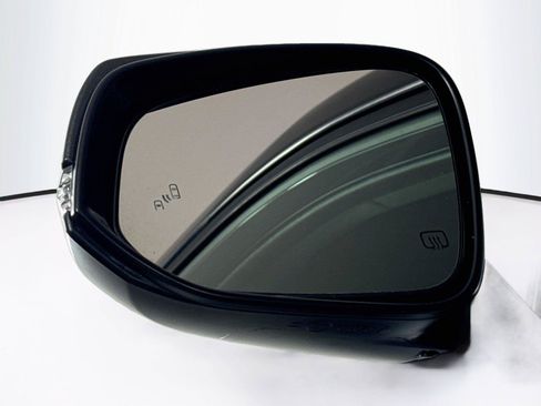 Used 2023 Toyota Highlander XLE FWD image 7