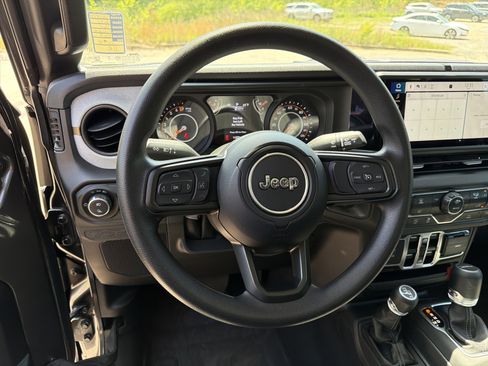 Used 2025 Jeep Gladiator Sport AWD/4WD image 22