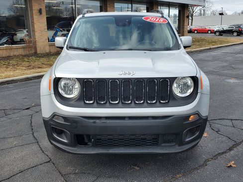 Used 2018 Jeep Renegade Latitude image 3