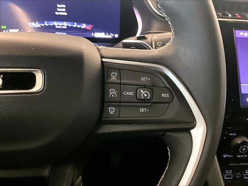 Used 2023 Jeep Grand Cherokee Altitude RWD image 23