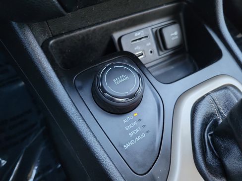 Used 2017 Jeep Cherokee Latitude w/ Cold Weather Group image 33