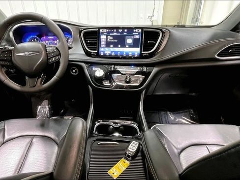 Used 2025 Chrysler Pacifica Limited FWD image 15