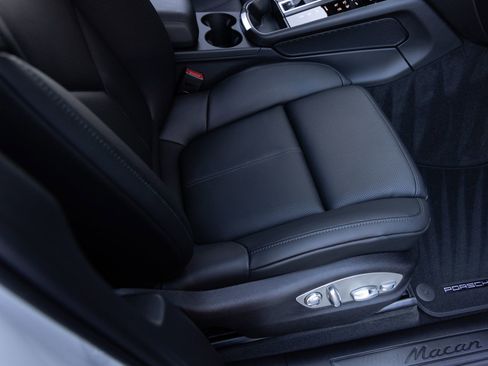 Certified 2026 Porsche Macan image 34