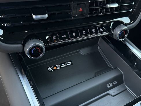 New 2026 Chevrolet Suburban Premier image 18