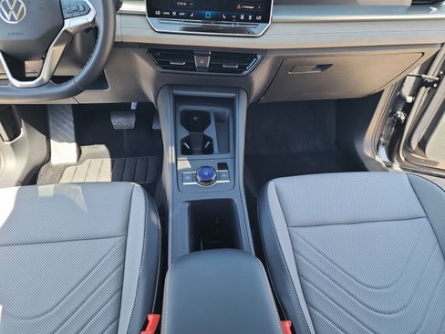 Certified 2025 Volkswagen Tiguan SE FWD image 15