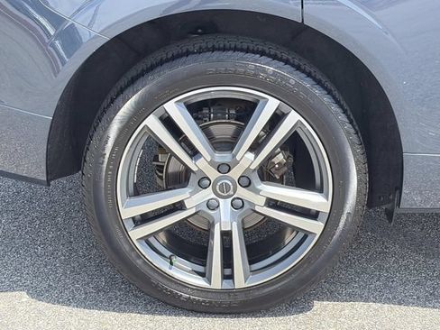 Used 2021 Volvo XC60 T5 Momentum w/ Premium Package FWD image 7