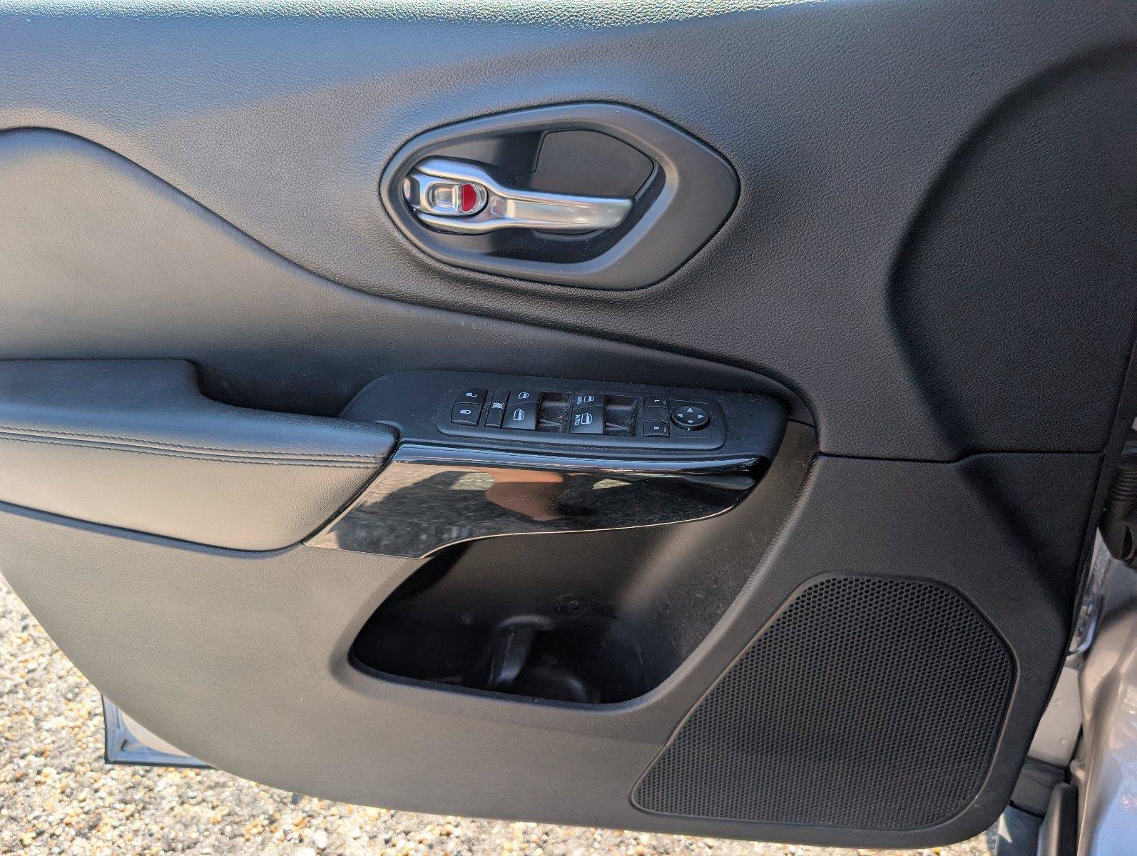 Used 2021 Jeep Cherokee Latitude Plus FWD image 19
