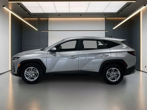 Certified 2025 Hyundai Tucson SE FWD image 2