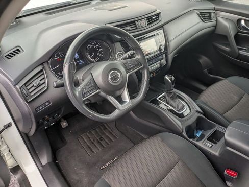 Used 2017 Nissan Rogue SV w/ Sun & Sound Touring Package image 11