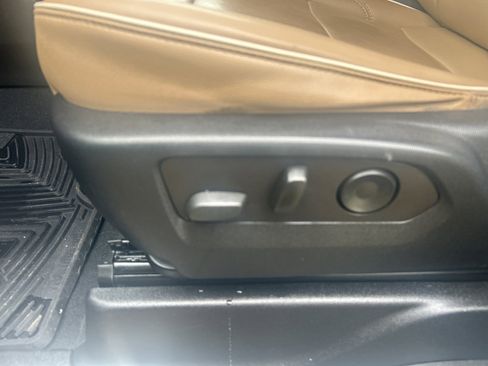 Used 2022 Chevrolet Suburban Premier image 17