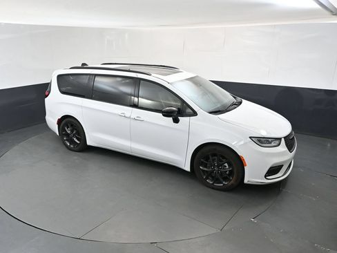 Used 2025 Chrysler Pacifica Limited FWD image 33