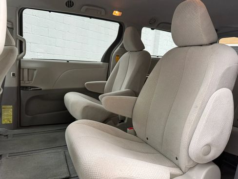 Used 2014 Toyota Sienna LE AWD/4WD image 30