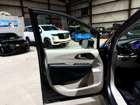 Used 2018 Chrysler Pacifica Touring-L Plus w/ Advanced Safetytec Group FWD image 11