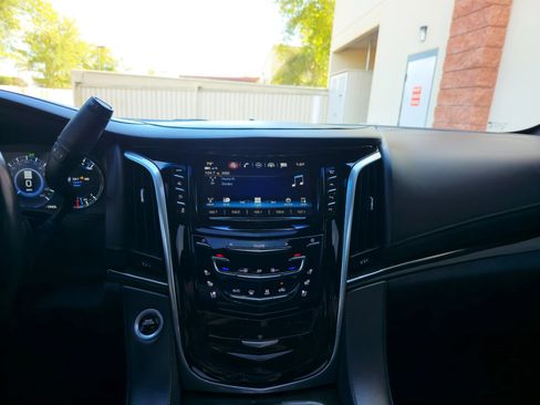Used 2018 Cadillac Escalade ESV Platinum image 21