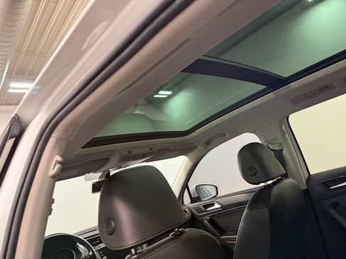 Used 2018 Volkswagen Tiguan SE w/ Panoramic Sunroof Package AWD/4WD image 11