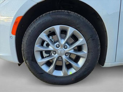 New 2026 Chrysler Pacifica Limited image 10