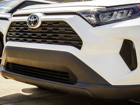 Used 2019 Toyota RAV4 LE FWD image 2
