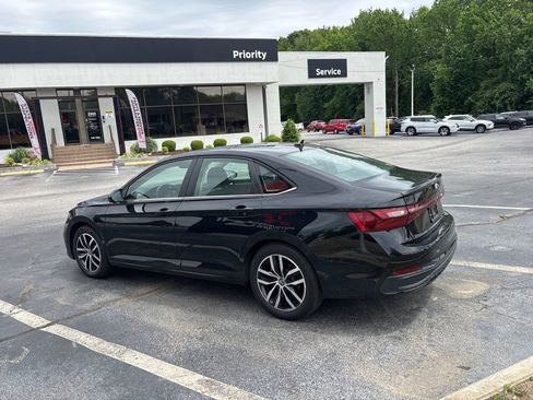 Used 2025 Volkswagen Jetta SE FWD image 5