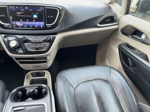 Used 2021 Chrysler Pacifica Touring-L image 24