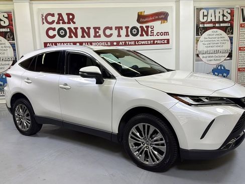 Used 2022 Toyota Venza XLE image 10