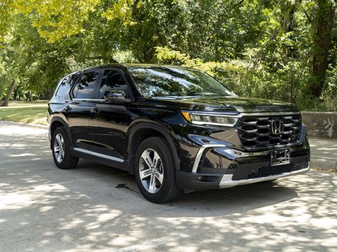 Used 2025 Honda Pilot EX-L image 2