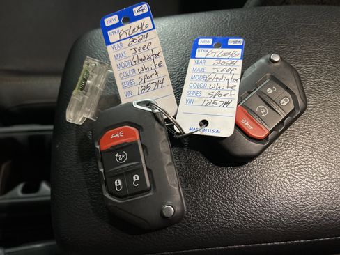 Used 2024 Jeep Gladiator Sport image 25