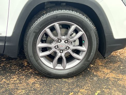 Used 2023 GMC Terrain SLT image 13