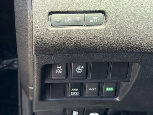 Used 2017 Nissan Rogue SV AWD/4WD image 11