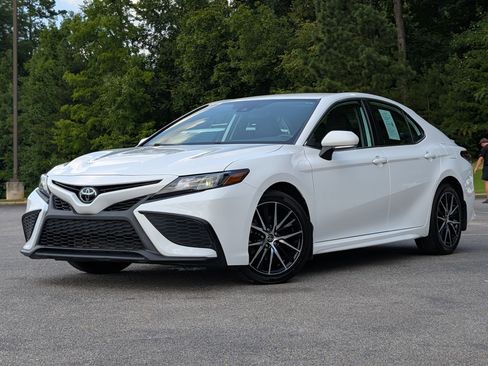 Used 2022 Toyota Camry SE FWD image 4