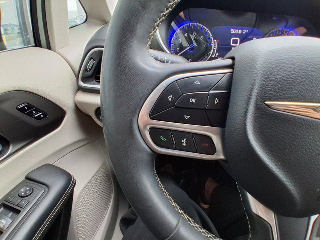 Used 2024 Chrysler Pacifica Touring-L FWD image 12
