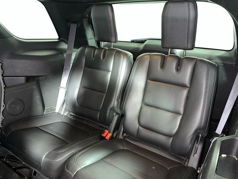 Used 2015 Ford Explorer XLT w/ Equipment Group 202B AWD/4WD image 27