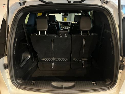 Used 2025 Chrysler Pacifica Select image 33