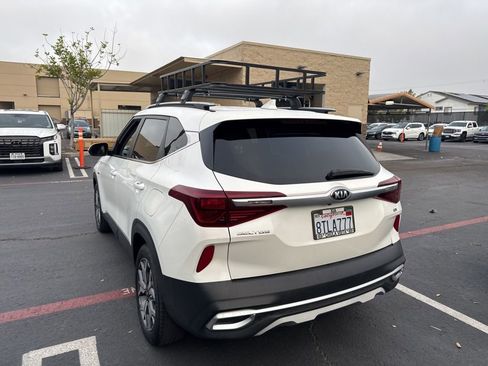 Used 2021 Kia Seltos EX image 2