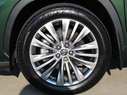 Used 2023 Toyota Highlander Platinum AWD/4WD image 3